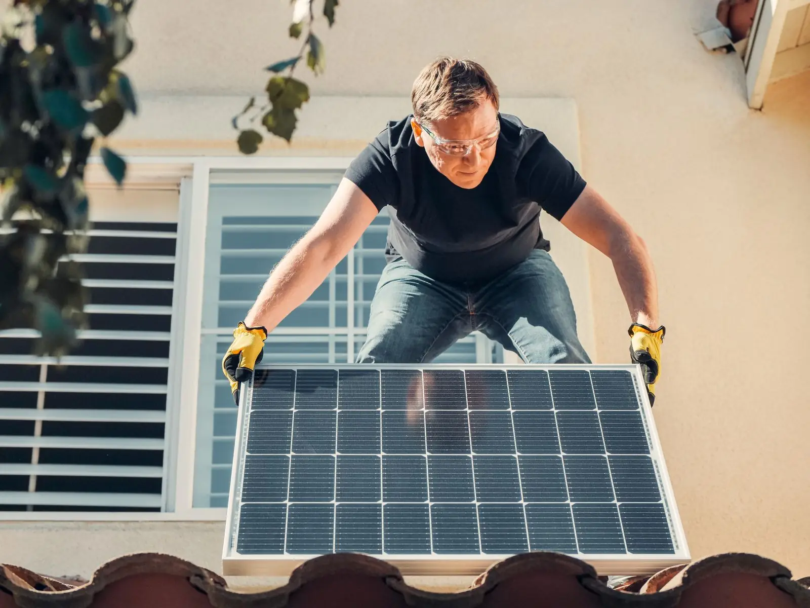 Técnico instalando painel solar no telhado