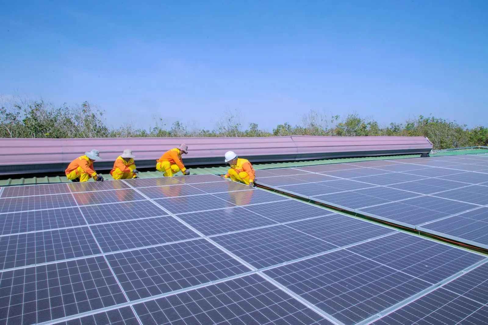 Equipe técnica instalando painéis solares