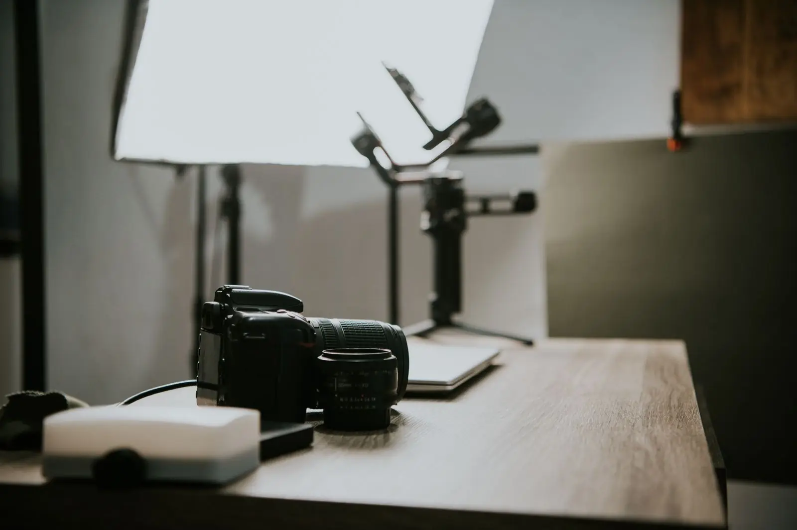 Câmera fotográfica sobre mesa de trabalho