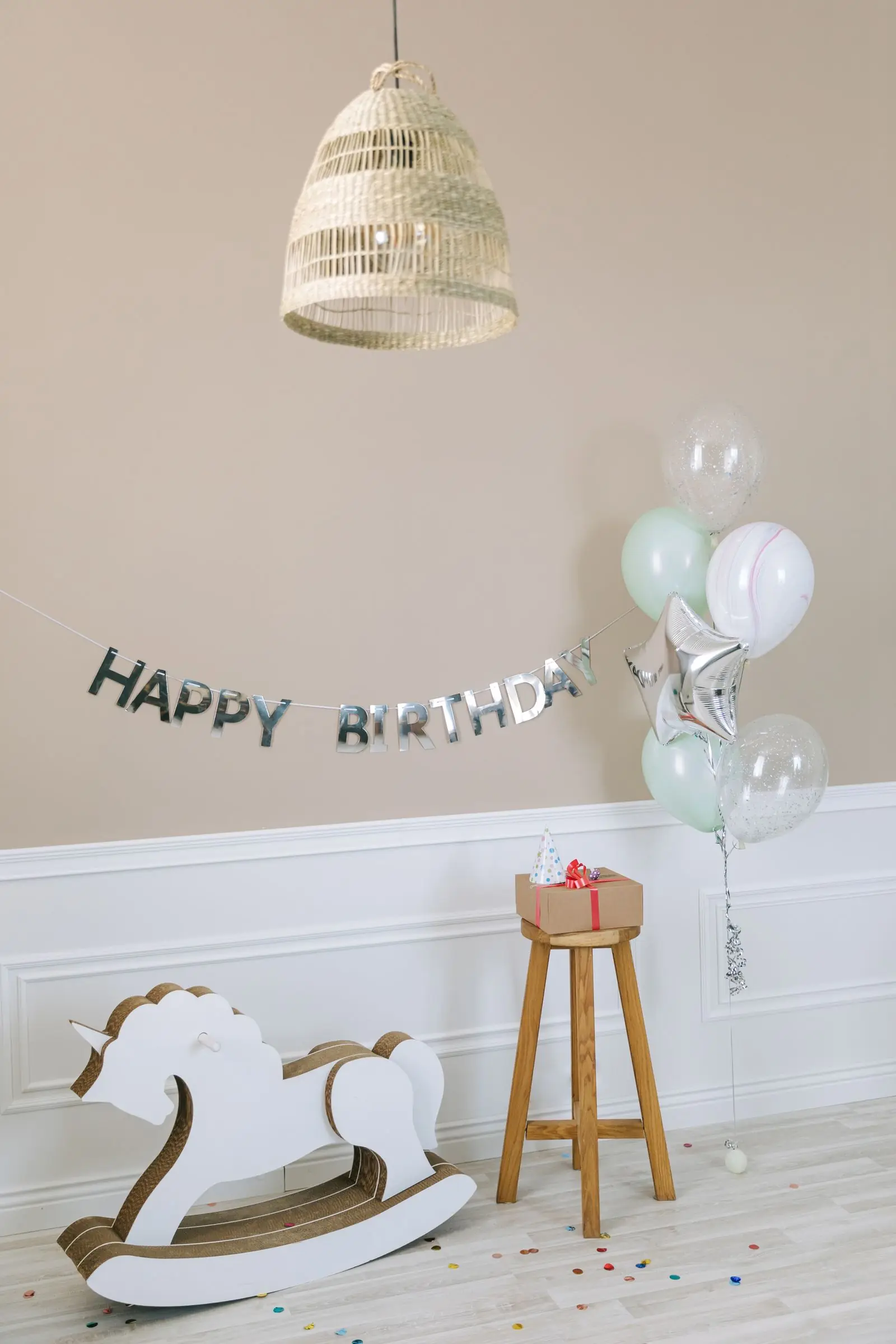 Cavalo de brinquedo e decoração de aniversário
