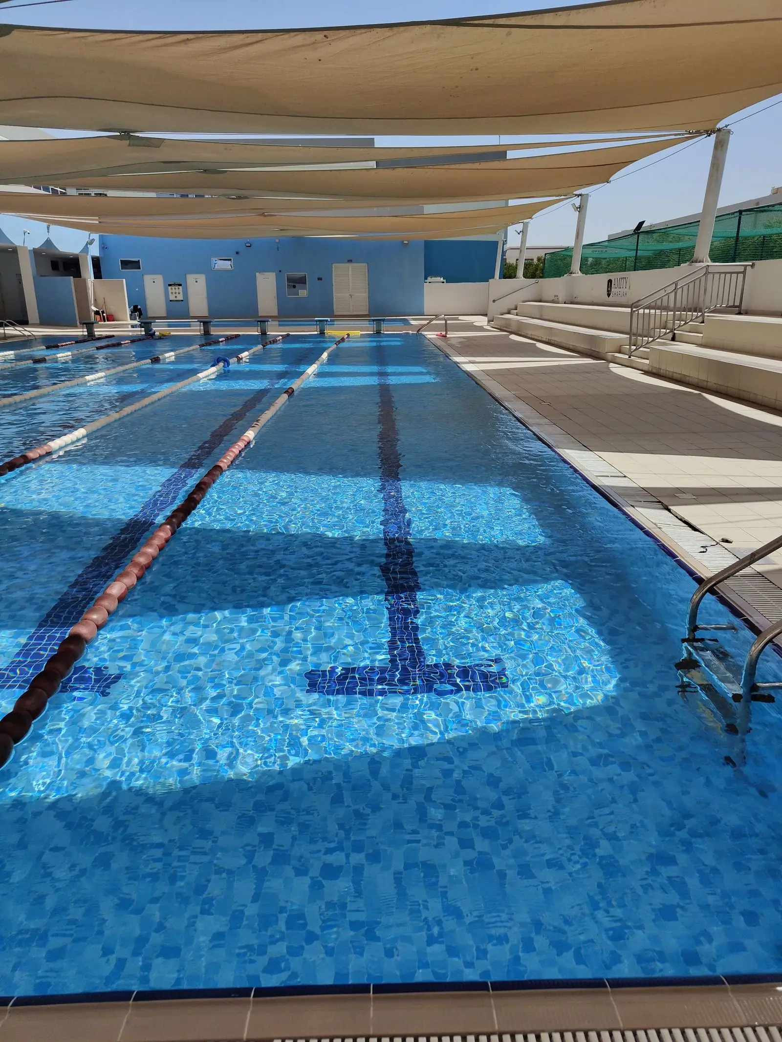 Piscina externa coberta com raias de natação