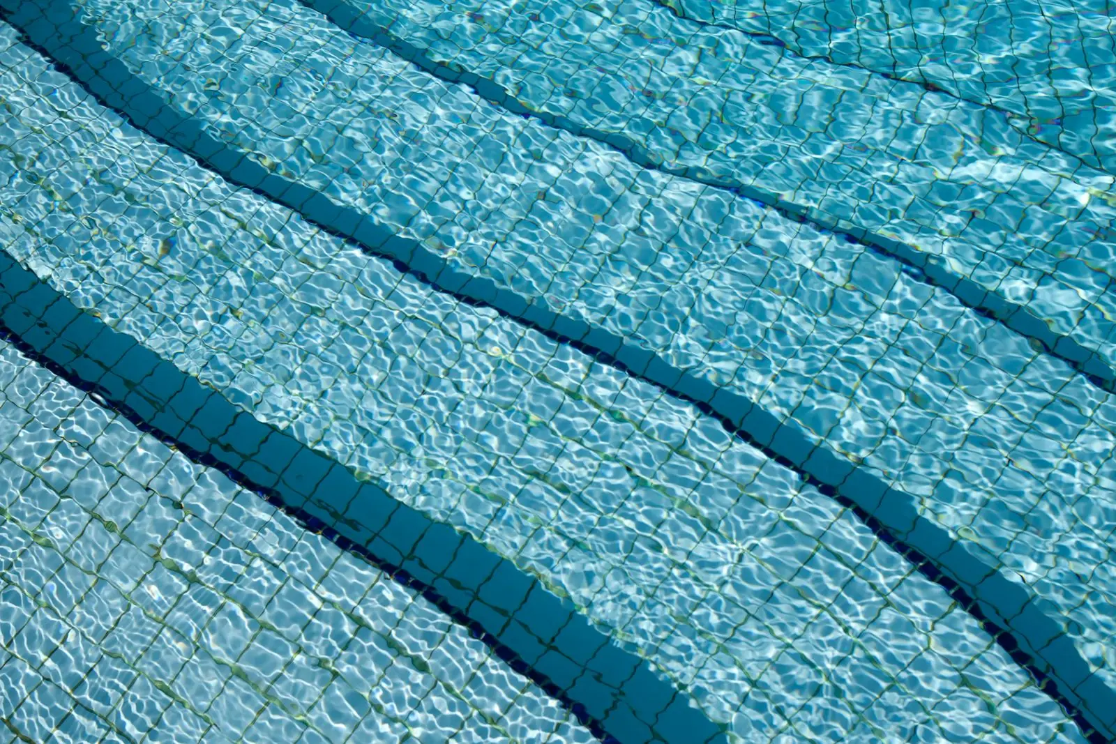 Água cristalina de piscina
