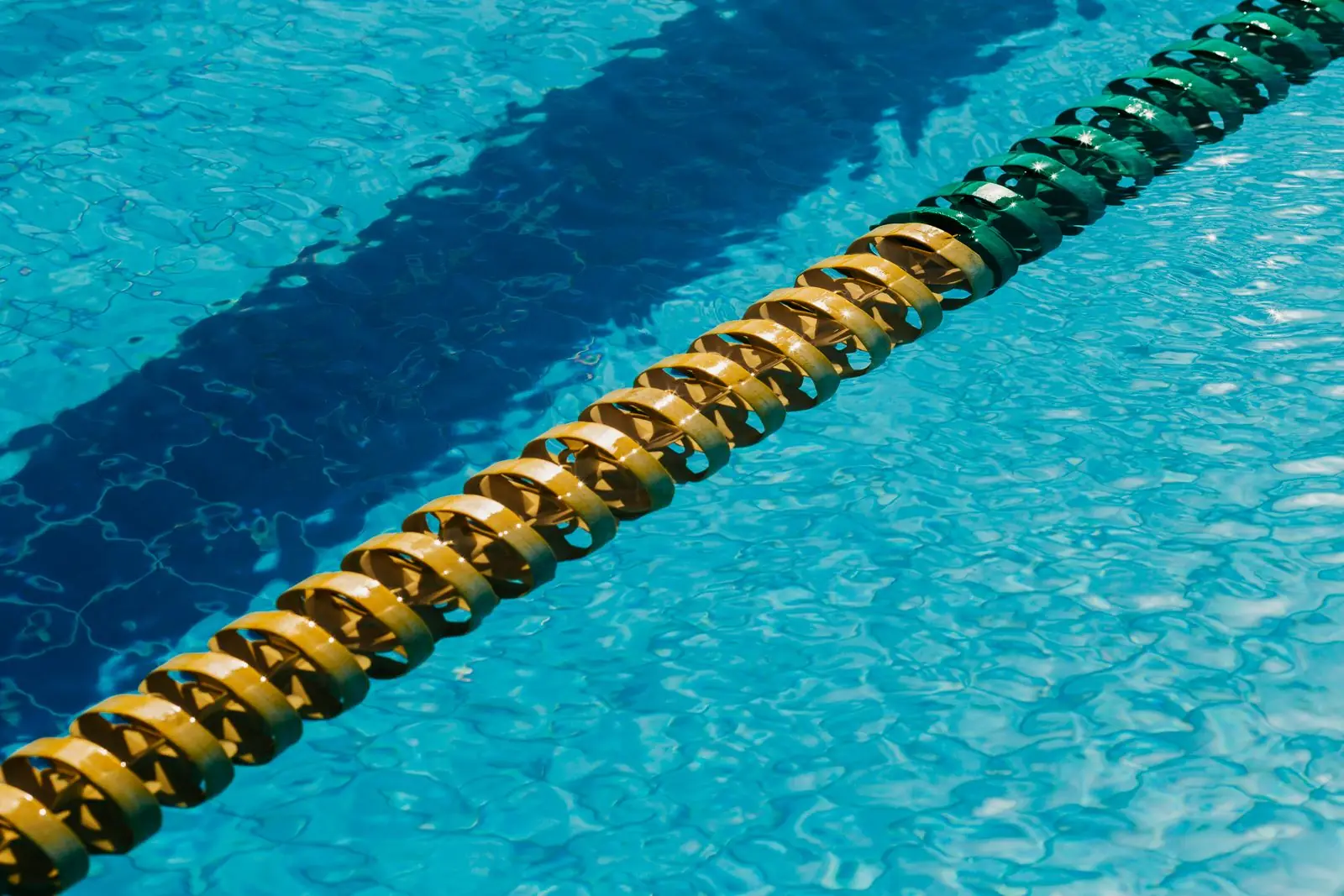Divisória em rolo dentro de piscina