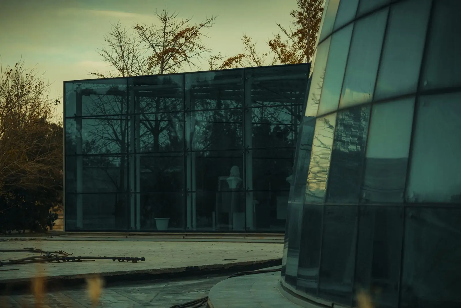 Fachada de vidro de prédio com árvores refletidas