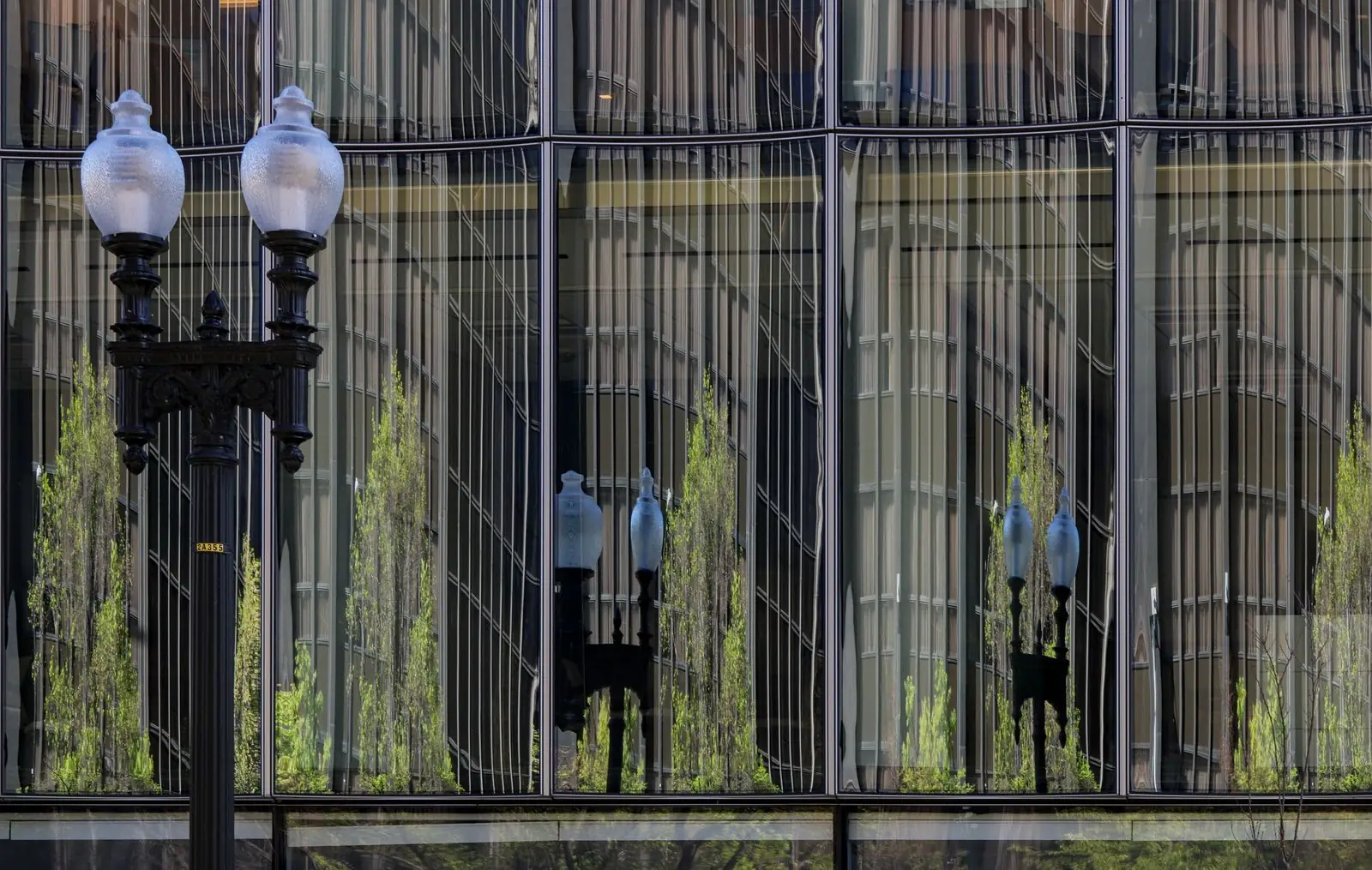 Reflexos em fachada de vidro urbana moderna