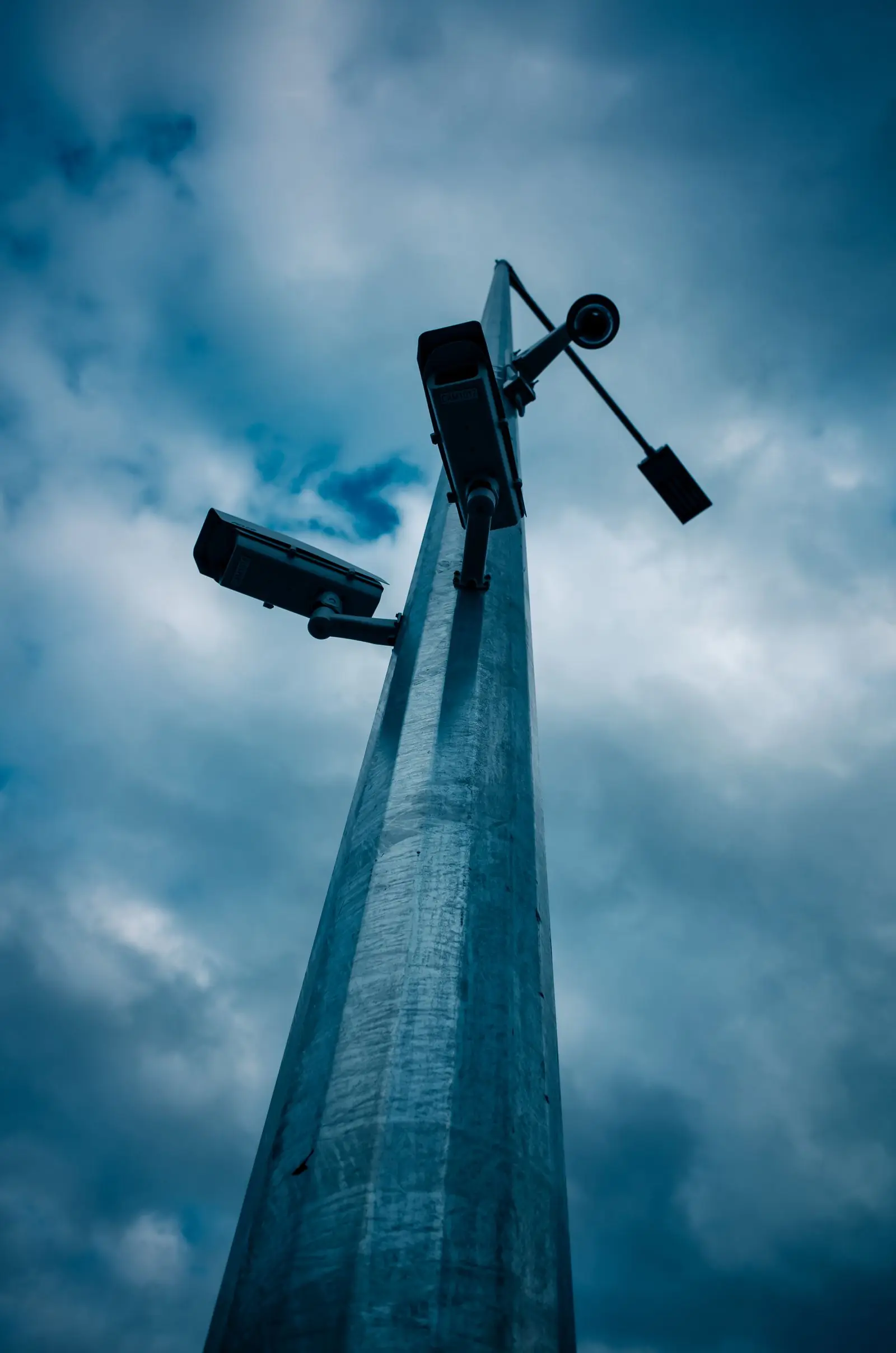 Câmera CCTV instalada em poste de iluminação