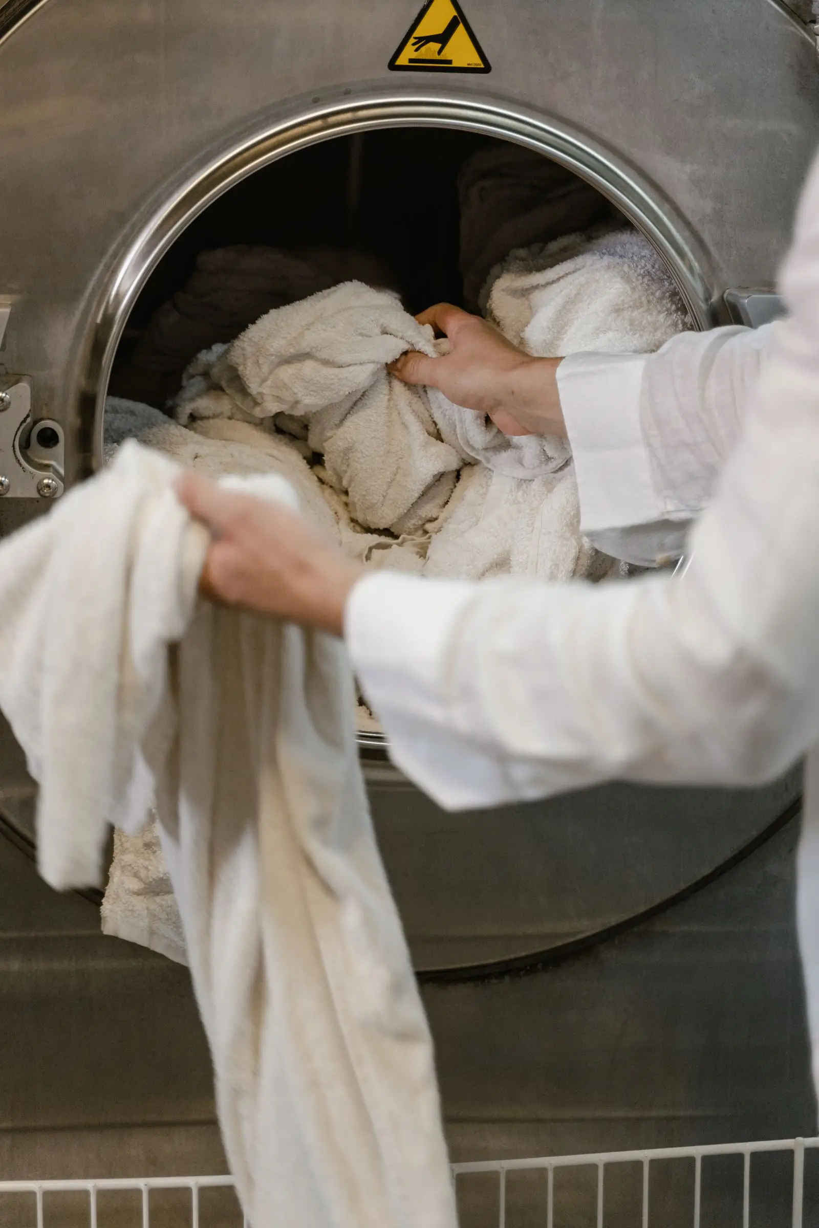 Roupas dentro de máquina de lavar