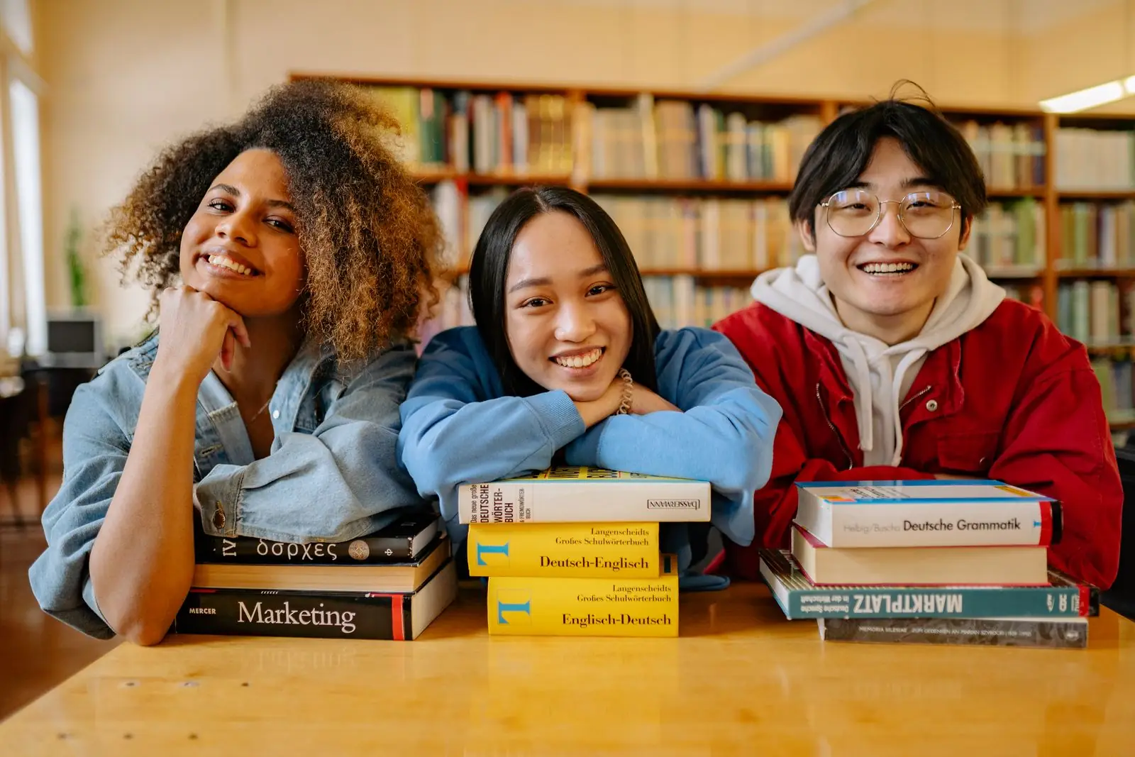 Pessoas estudando sentadas em biblioteca